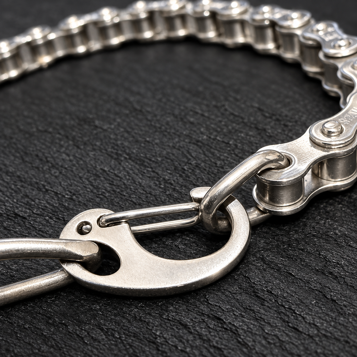 Détail du fermoir de 16 mm et des maillons du bracelet inox