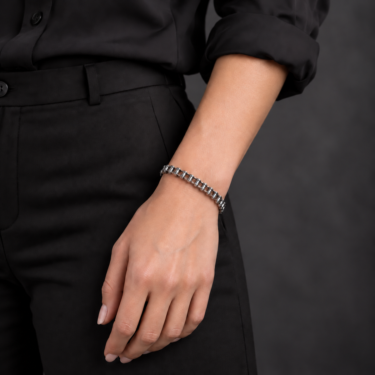 Bracelet chaîne fine inox 6 mm porté par une femme — fermoir sous le poignet