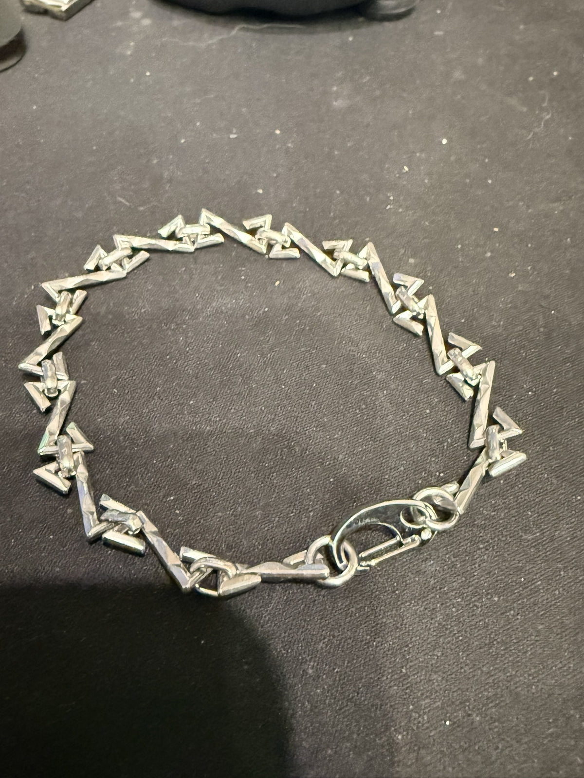 Bracelet chaîne à maillons triangulaires — photo originale de l’atelier