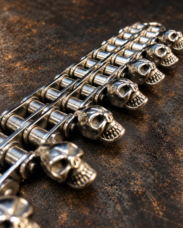 Détail du bracelet chaîne moto à rouleaux et têtes de mort alignées, Vito Art Métal