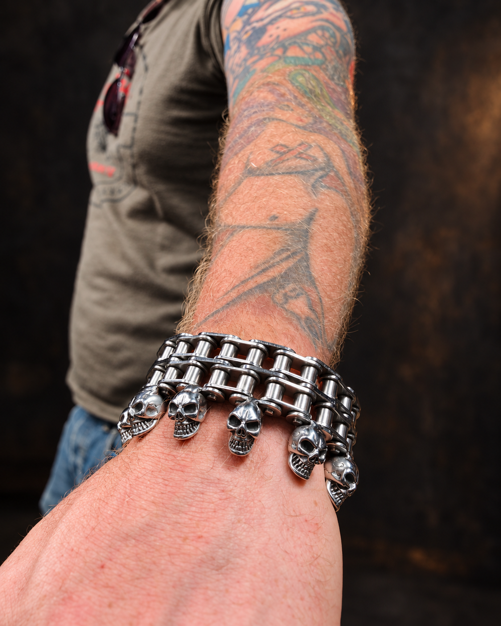 Bracelet double chaîne moto et têtes de mort porté au poignet de Victor