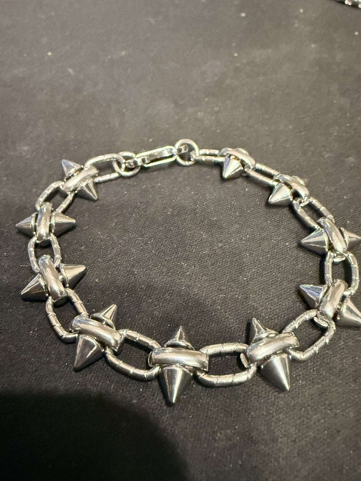 Bracelet chaîne à pointes coniques — Style rock — photo originale de l’atelier