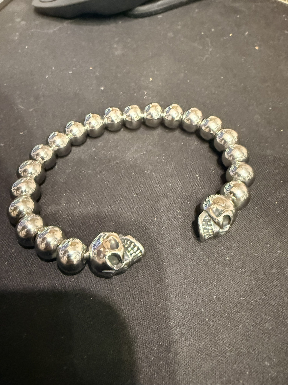Bracelet jonc boules métalliques et deux crânes — photo originale de l’atelier