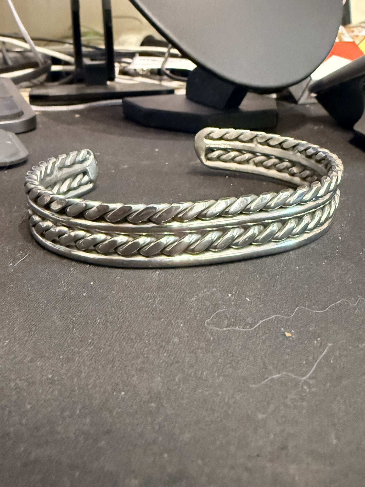 Bracelet jonc double torsade et lignes lisses — photo originale de l’atelier