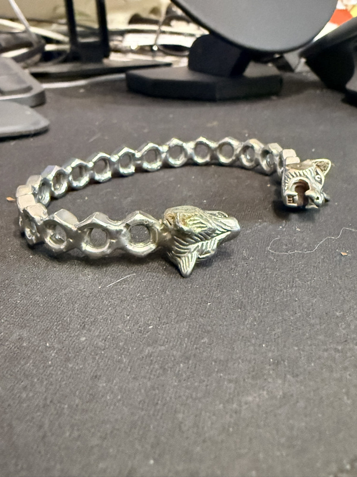 Bracelet jonc écrous et deux têtes de loup — photo originale de l’atelier