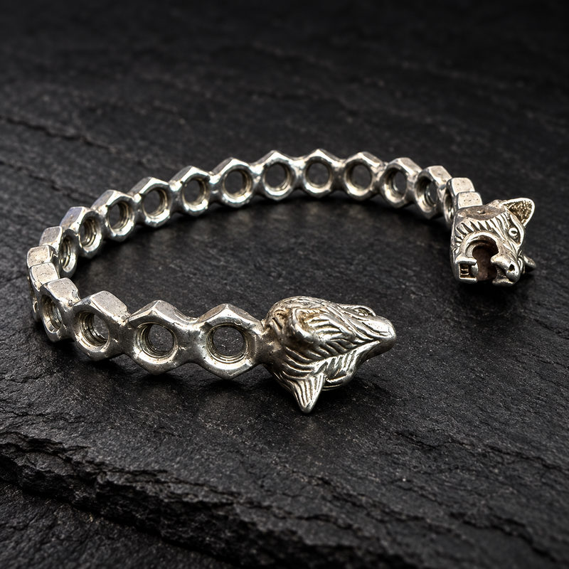 Bracelet jonc écrous et deux têtes de loup sur fond sombre