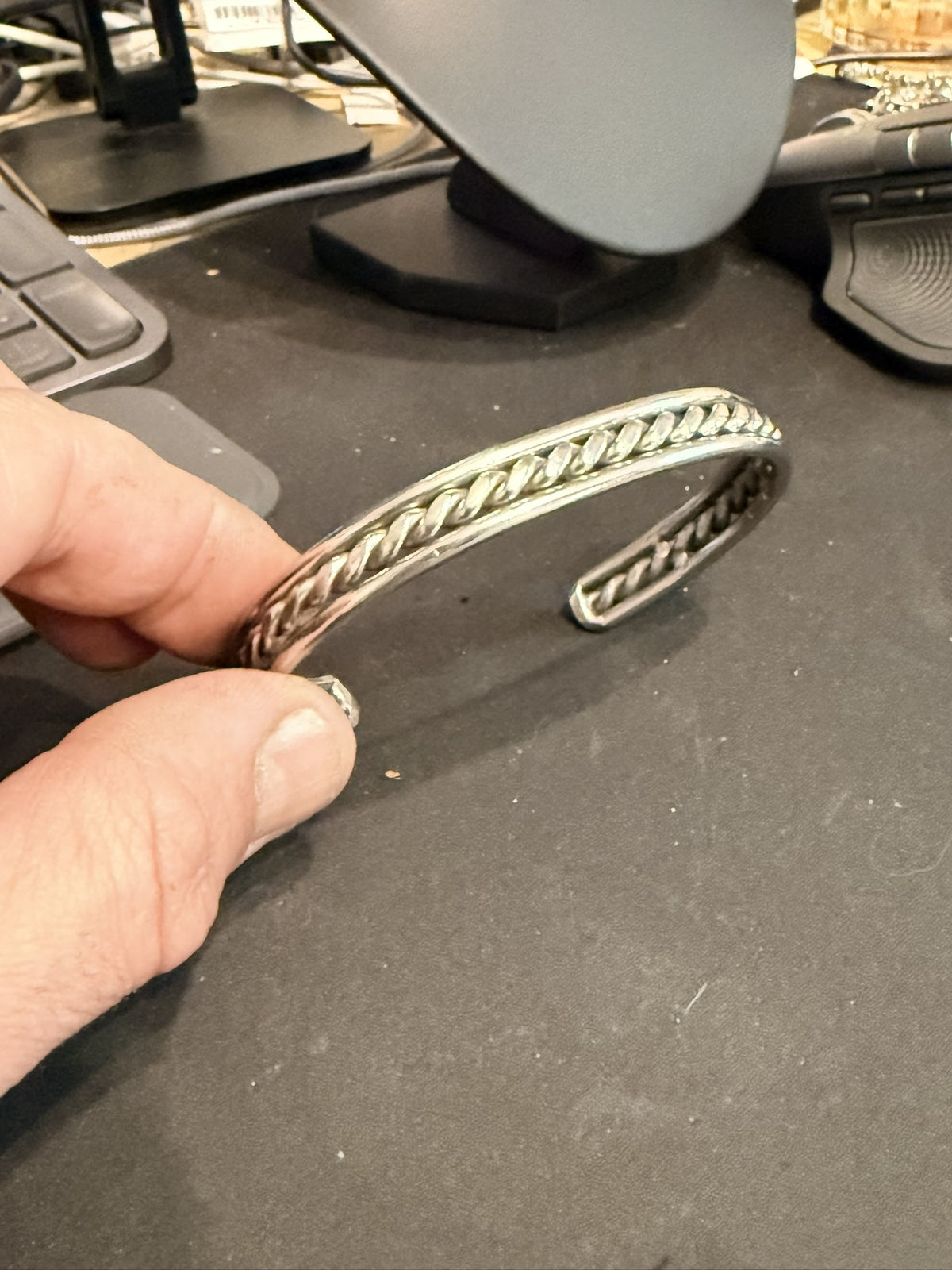 Bracelet jonc fin à torsade centrale — photo originale de l’atelier