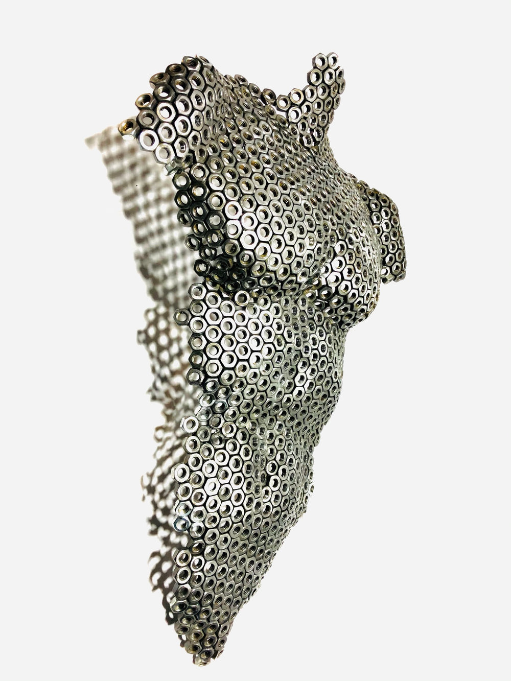 Buste d’homme sculpté en écrous métalliques, photographié de trois quarts — photographie originale