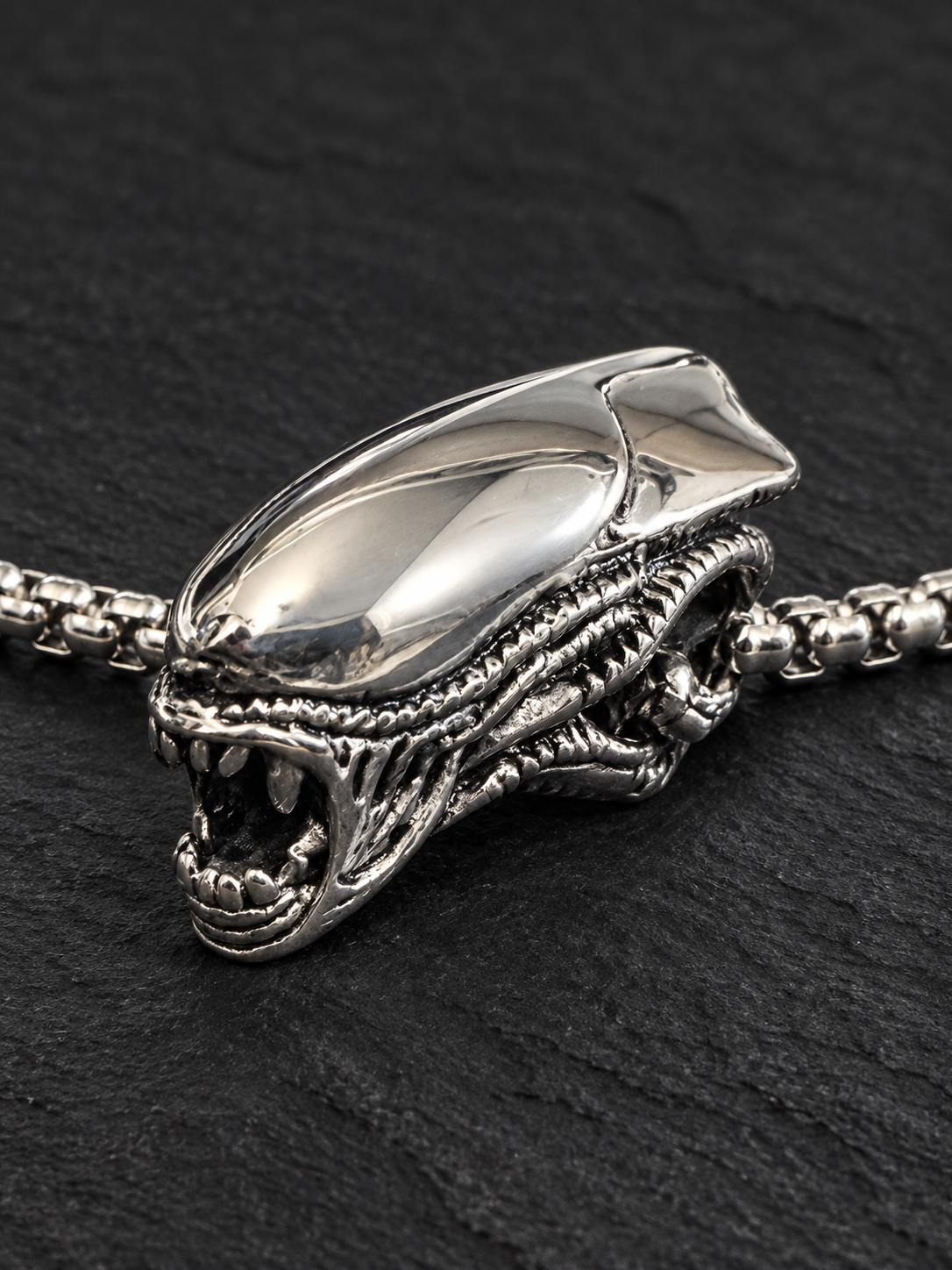 Collier tête Alien en acier inoxydable — profil