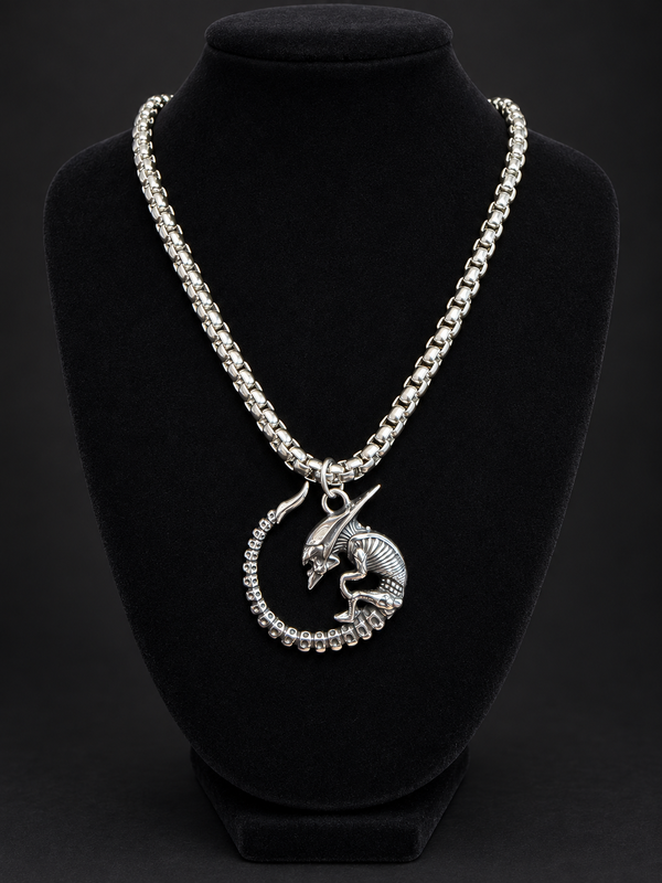 Collier Alien enroulé sur buste noir