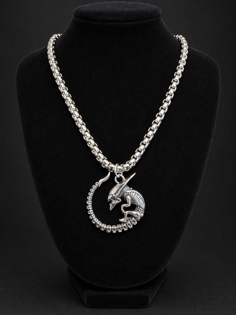 Collier Alien enroulé sur buste noir