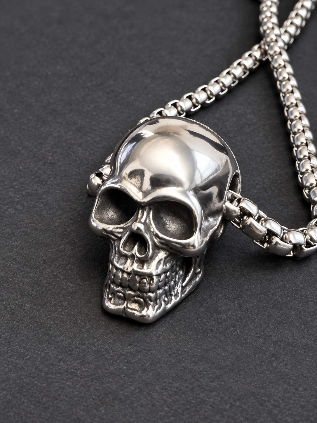 Collier grand crâne à chaîne traversante en acier inoxydable — détail du pendentif