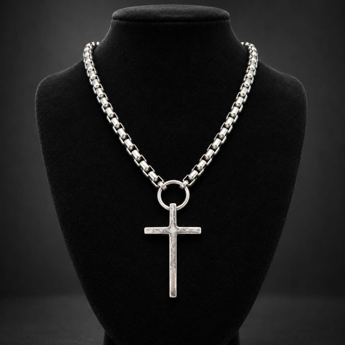 Collier croix et anneau en acier inoxydable — vue sur buste