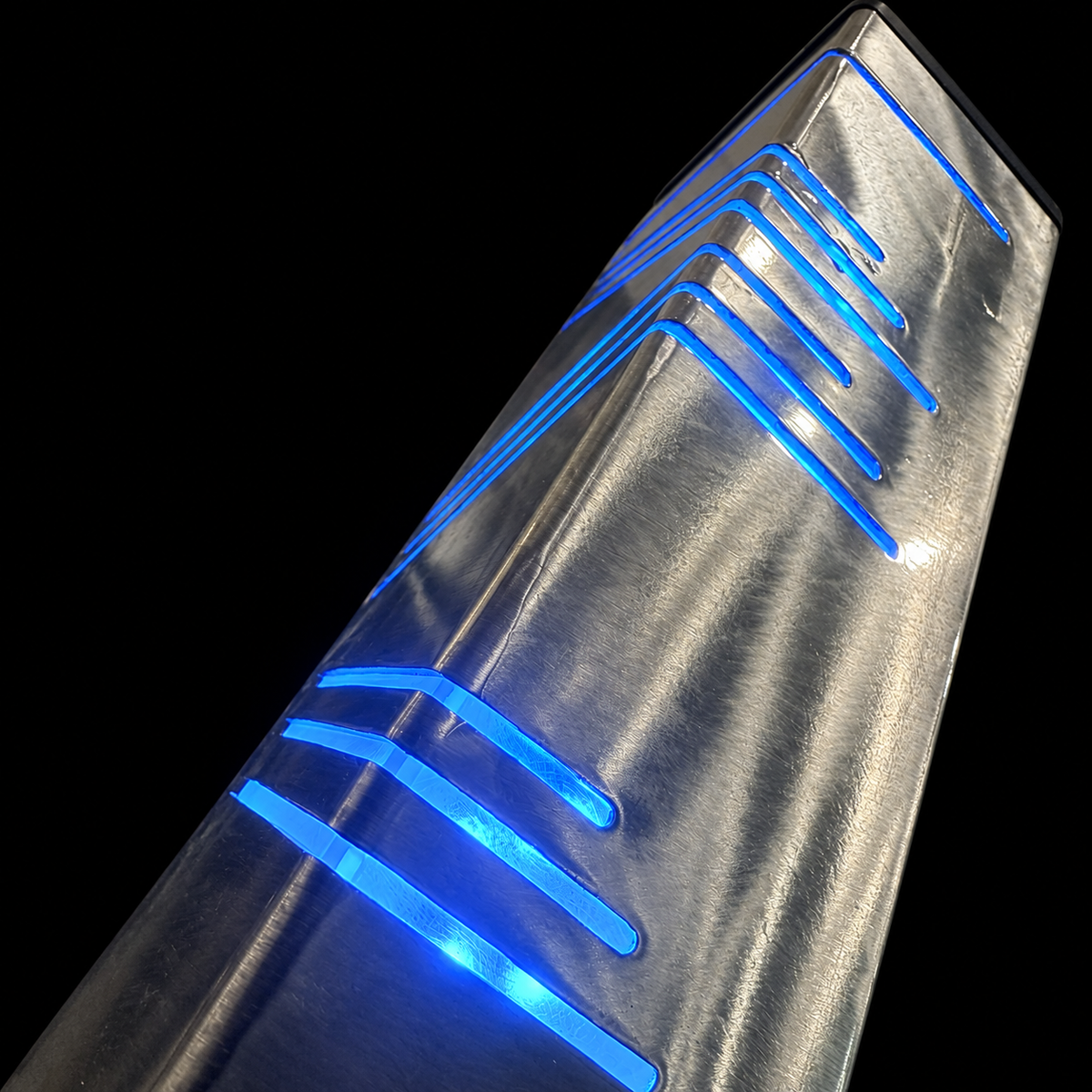Gros plan des découpes bleues et des reflets du métal sur la lampe modèle 3