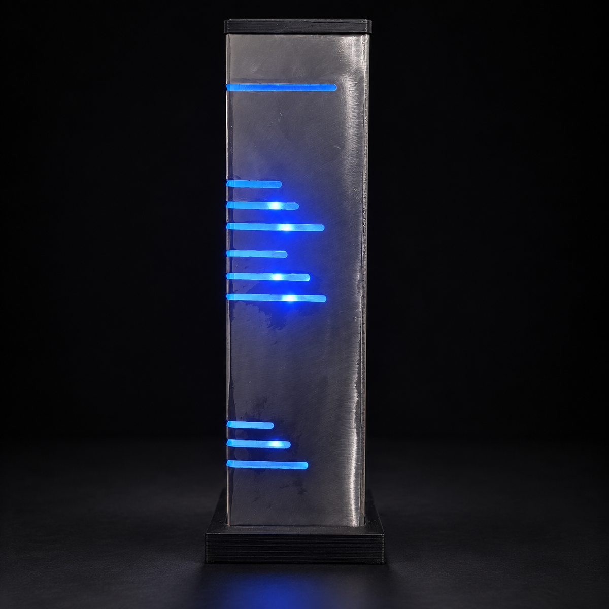 Côté gauche de la lampe RGBW modèle 3, découpes horizontales lumineuses