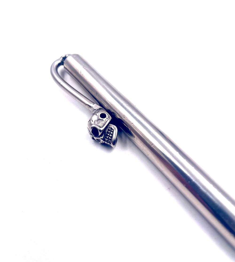 Détail de la tête de mort sur le stylo en acier inoxydable