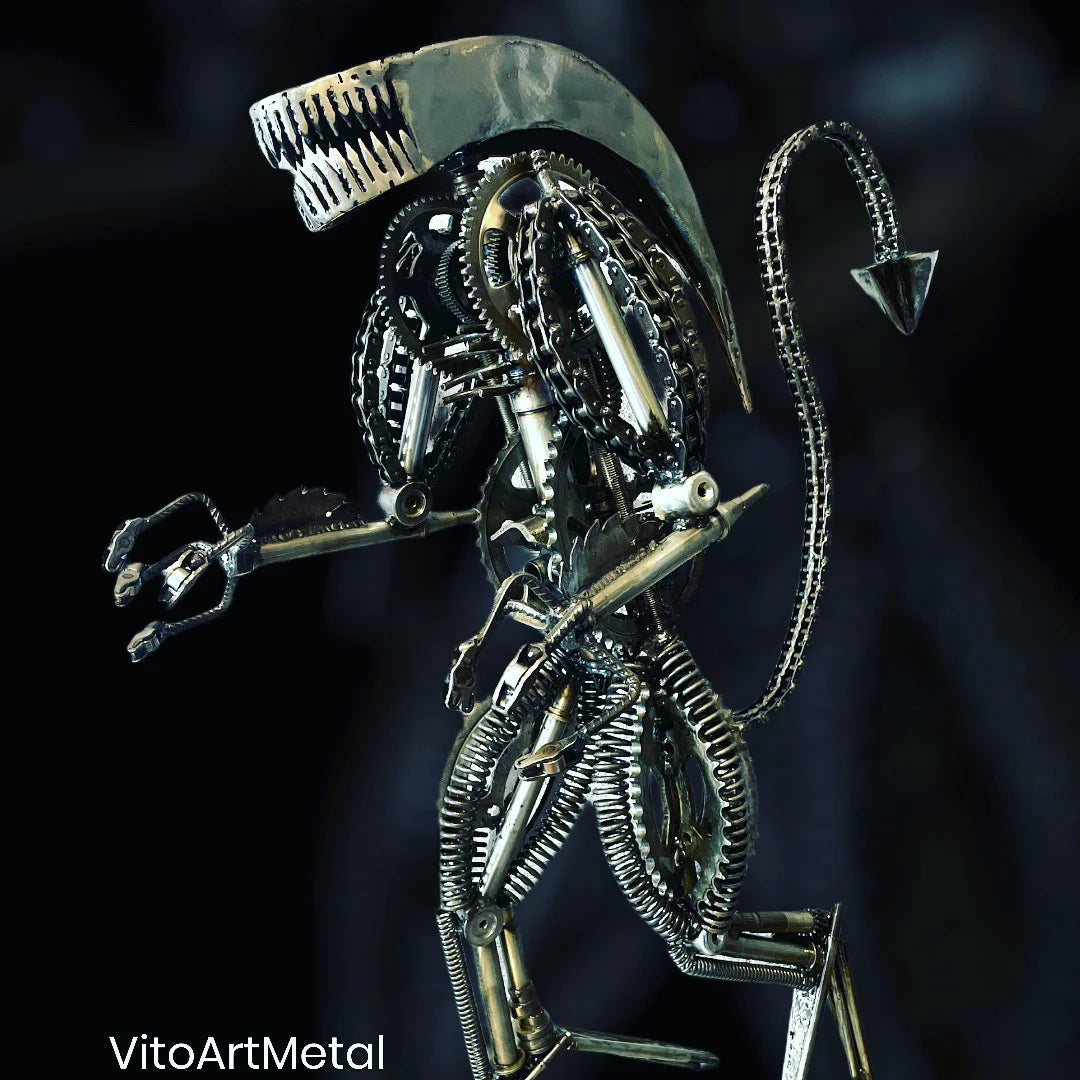 Sculpture Alien en pièces mécaniques, photographiée sur fond noir