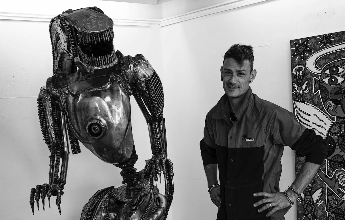 Victor Dulin à côté de sa sculpture Alien, photographie en noir et blanc