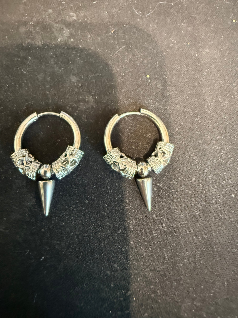 Paire de boucles d’oreilles créoles crâne et pointe en acier inoxydable – Vito Art Métal
