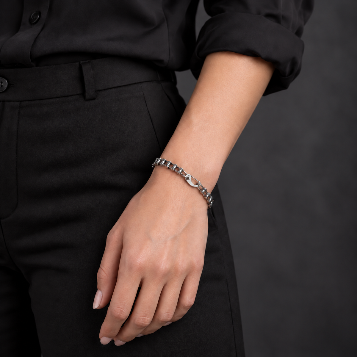 Bracelet chaîne fine inox porté par une femme — attache de 16 mm