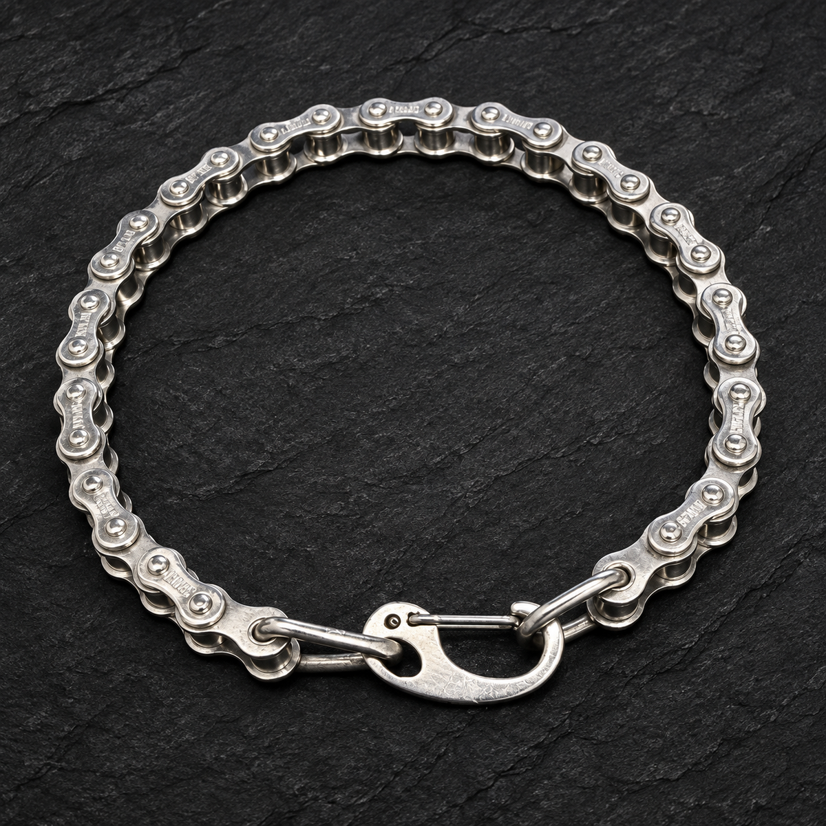 Bracelet chaîne mécanique fine en inox 6 mm — vue d’ensemble sur fond noir