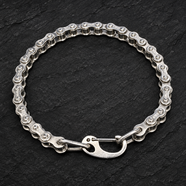 Bracelet chaîne mécanique fine en inox 6 mm — vue d’ensemble sur fond noir
