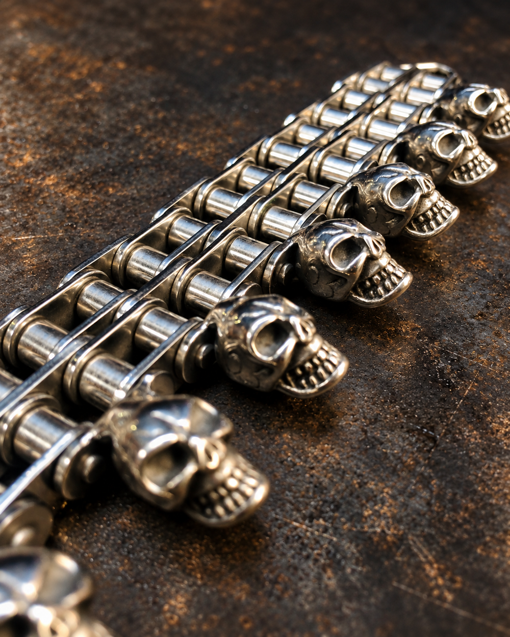 Détail du bracelet chaîne moto à rouleaux et têtes de mort alignées, Vito Art Métal