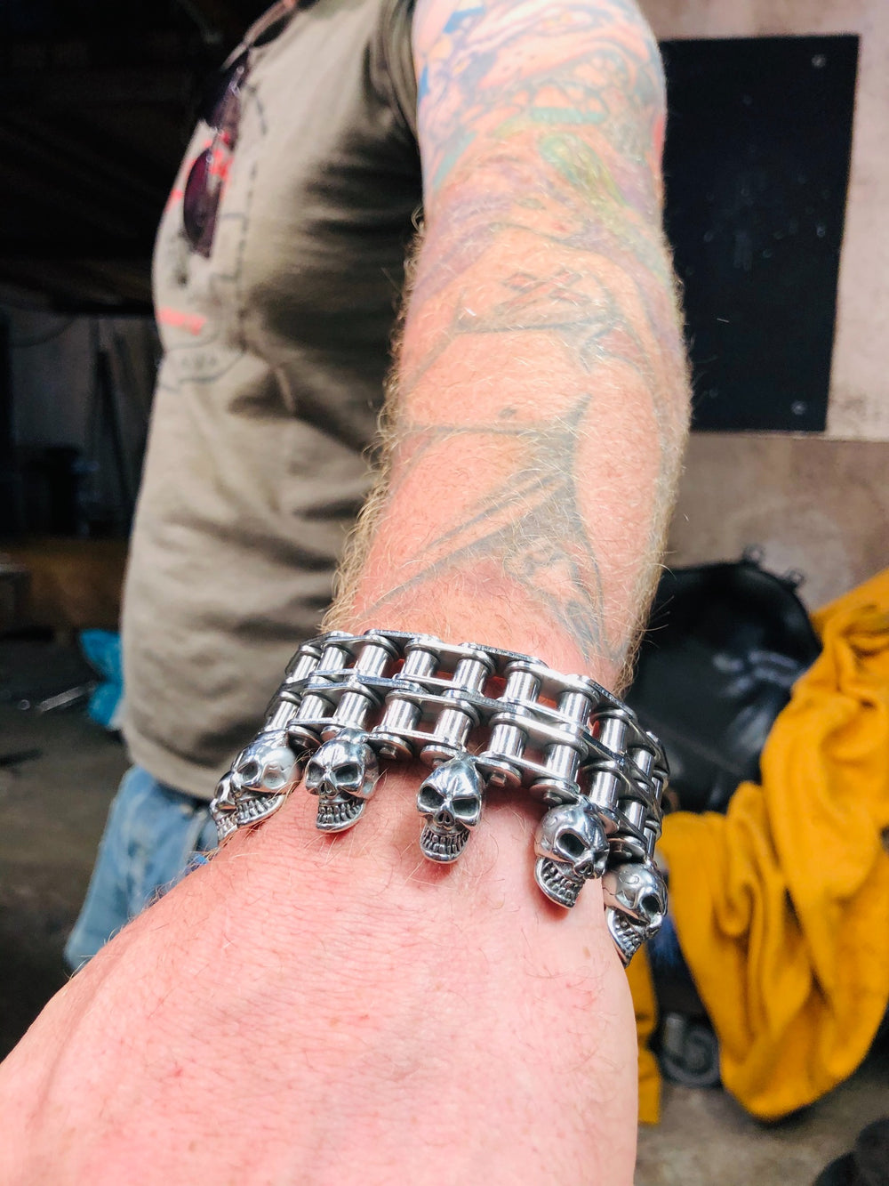 Bracelet double chaîne moto et têtes de mort porté au poignet de Victor — photographie originale