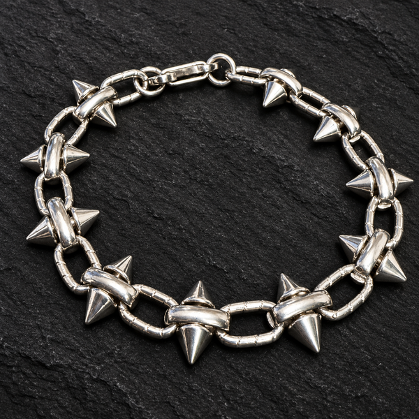 Bracelet chaîne à pointes coniques — Style rock sur fond sombre
