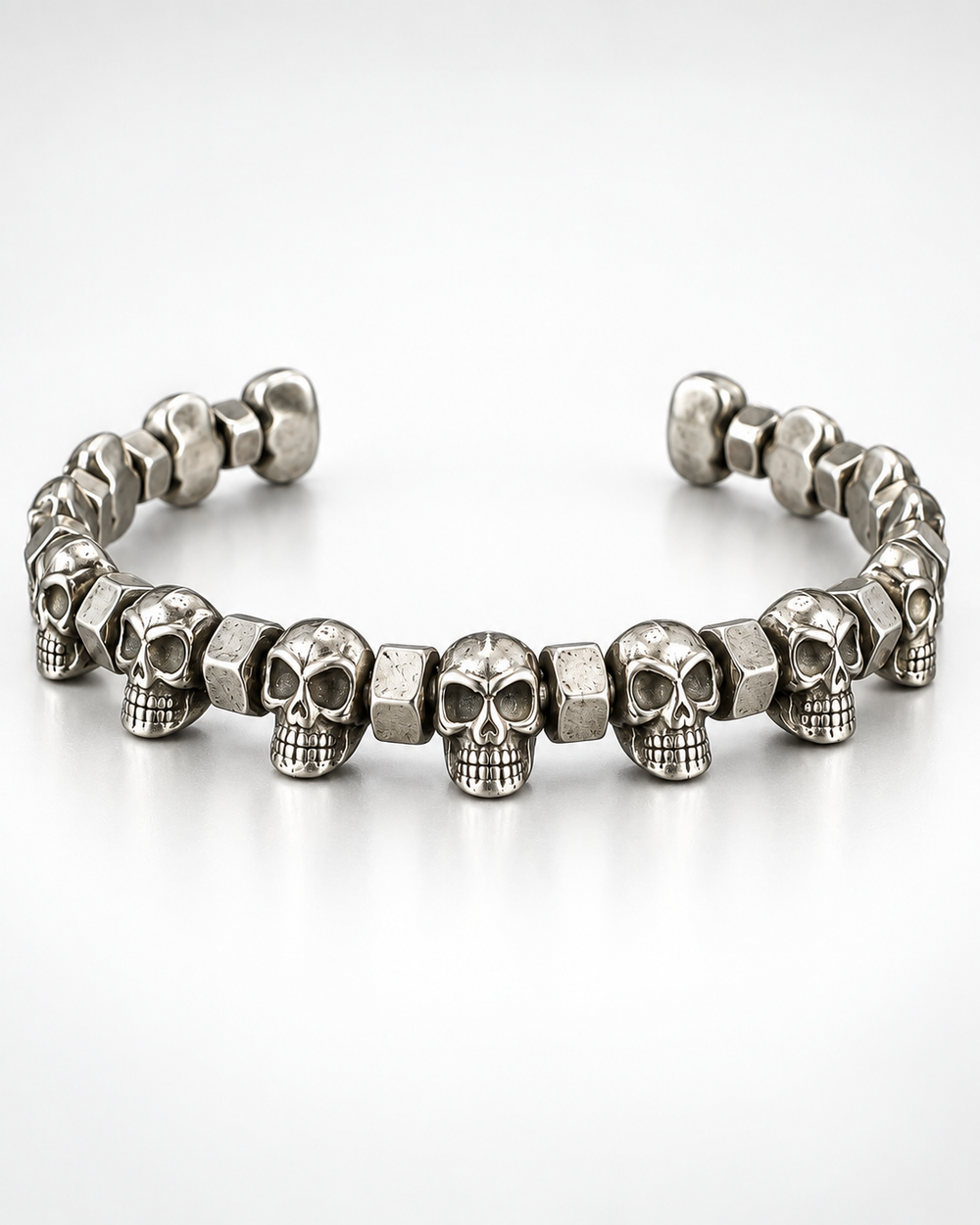 Bracelet en acier à têtes de mort et écrous – vue produit sur fond blanc