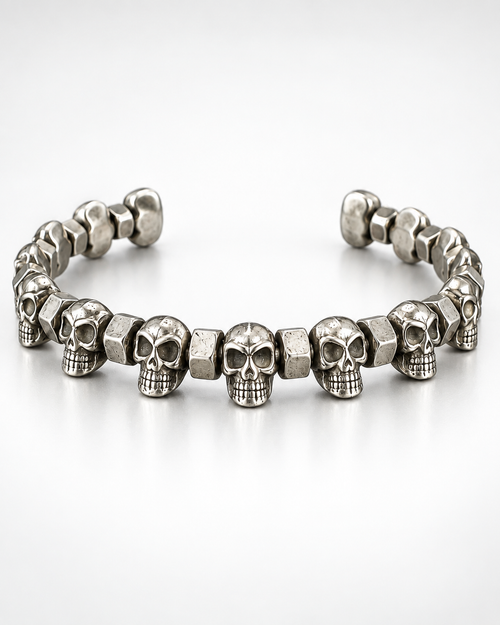 Bracelet en acier à têtes de mort et écrous – vue produit sur fond blanc