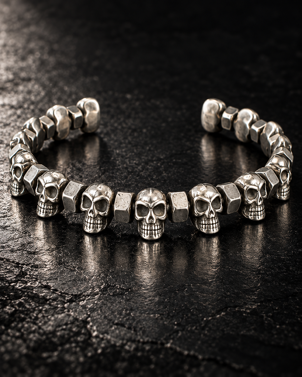 Bracelet en acier à têtes de mort et écrous – détail macro
