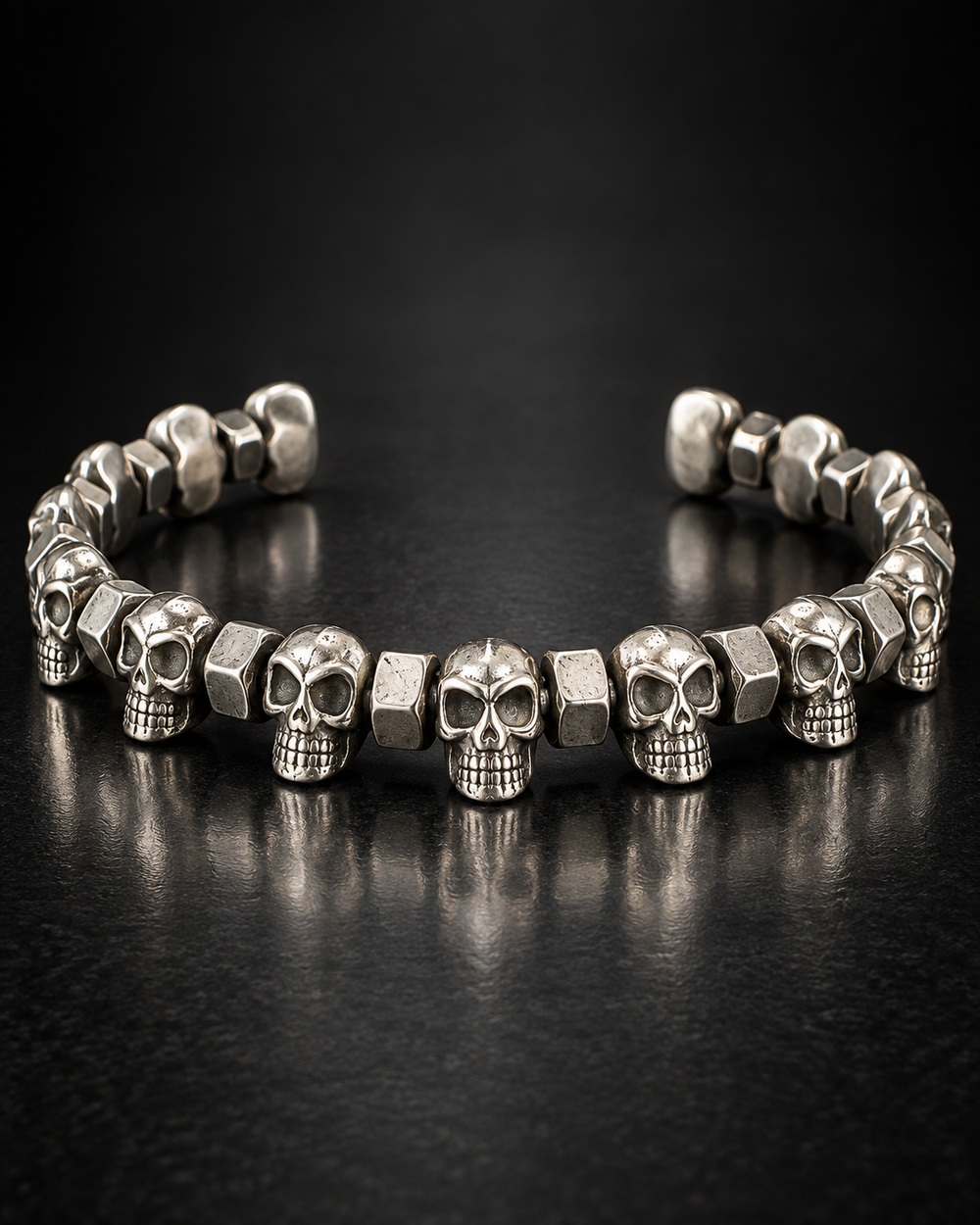 Bracelet en acier à têtes de mort et écrous – vue produit sur fond noir