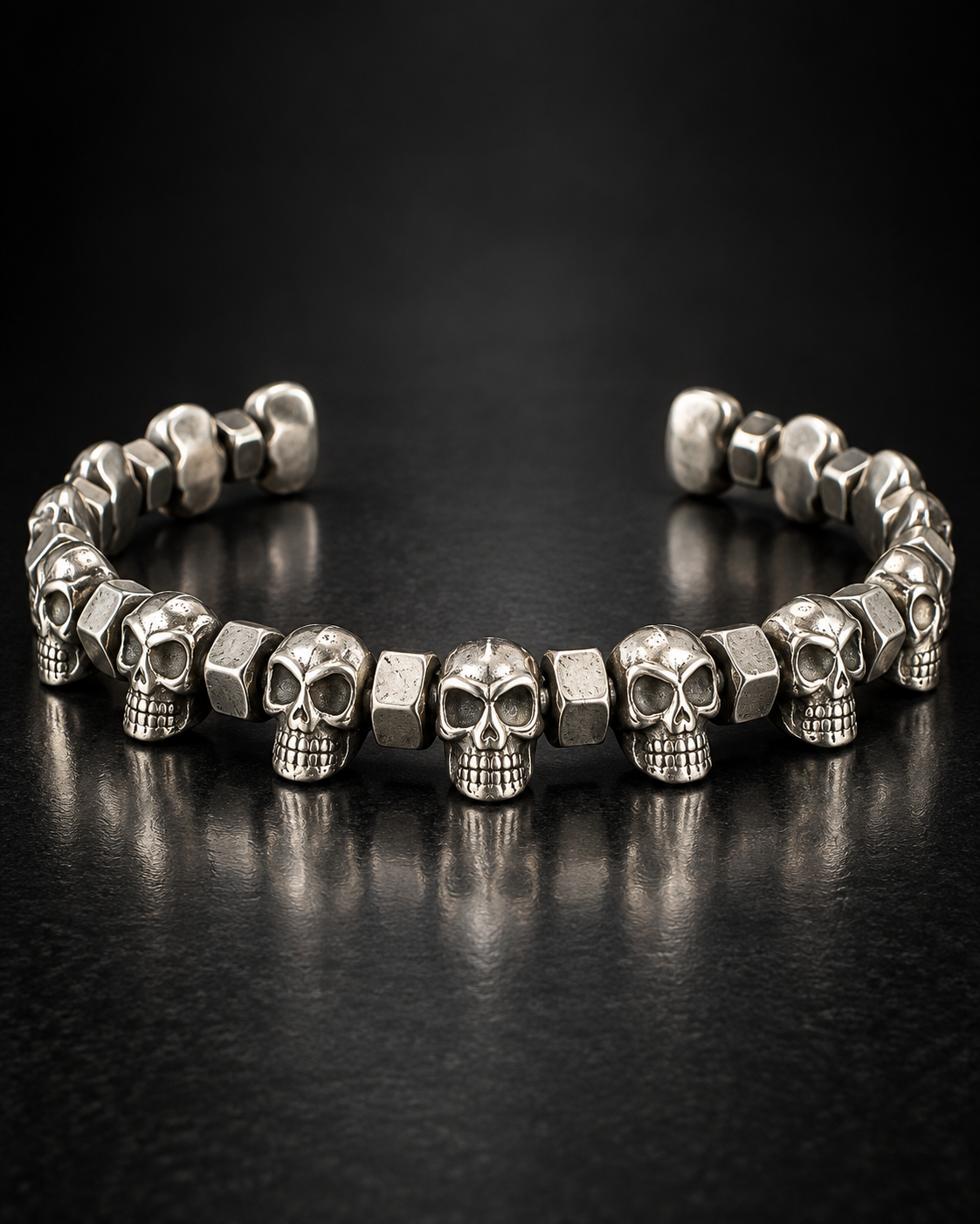 Bracelet en acier à têtes de mort et écrous – vue produit sur fond noir