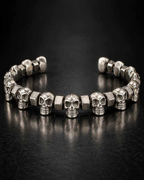 Bracelet en acier à têtes de mort et écrous – vue produit sur fond noir
