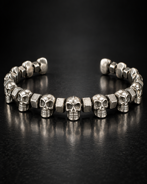 Bracelet en acier à têtes de mort et écrous – vue produit sur fond noir