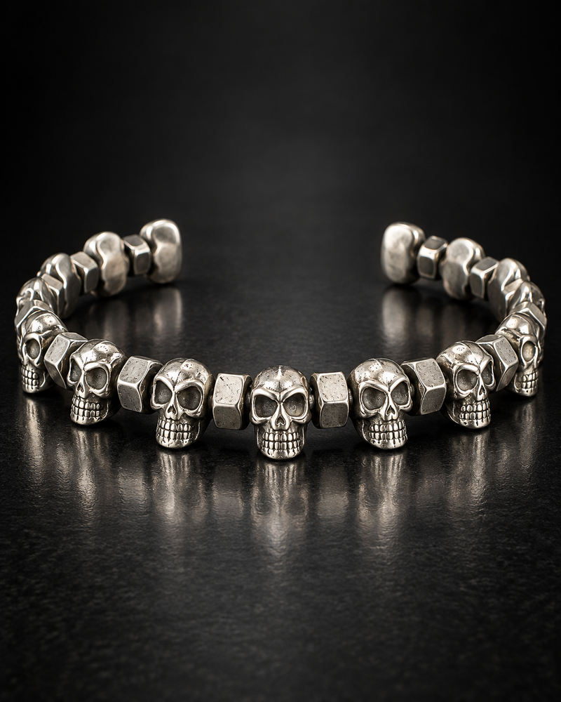 Bracelet en acier à têtes de mort et écrous – vue produit sur fond noir