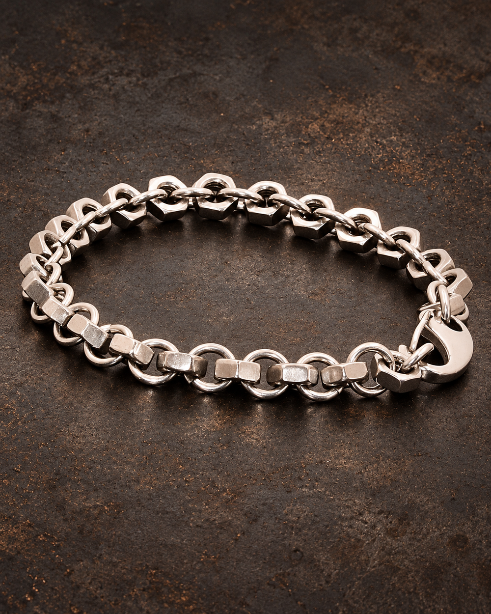 Bracelet composé d’écrous hexagonaux reliés par des anneaux, avec fermoir mousqueton