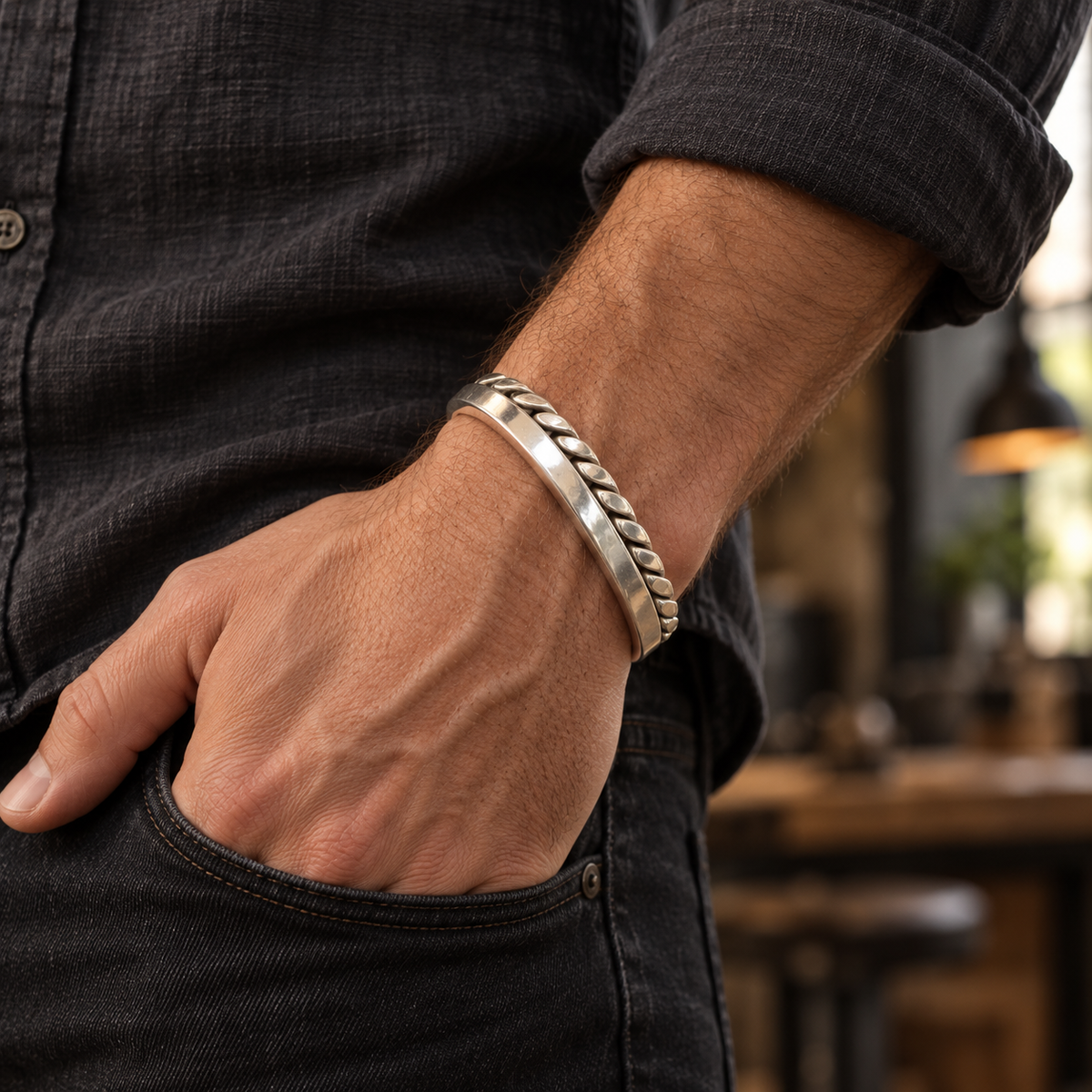 Mise en situation du bracelet jonc carré et maille en acier inoxydable porté au poignet d’un homme