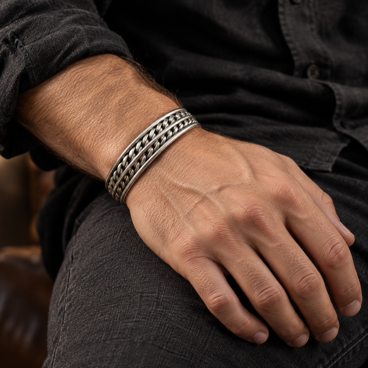Mise en situation du bracelet jonc double maille porté au poignet d’un homme
