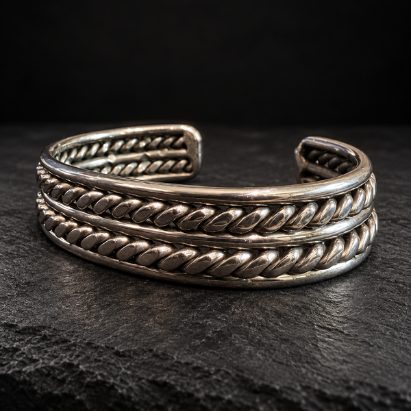 Bracelet jonc double maille en acier inoxydable 316L, vue de face sur fond sombre
