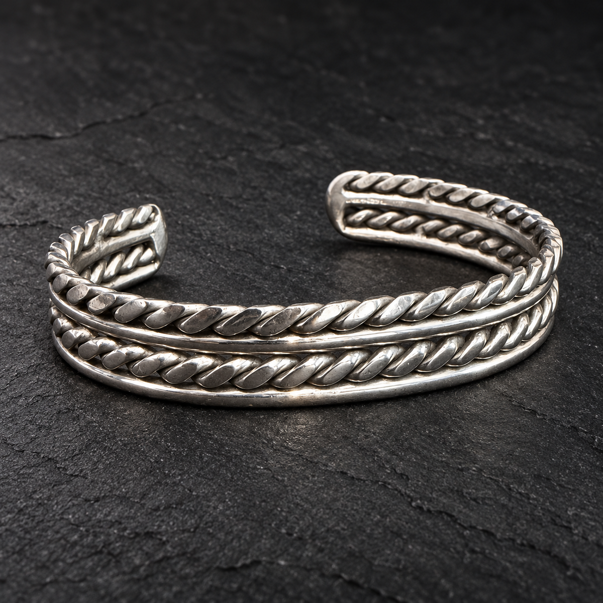 Bracelet jonc double torsade et lignes lisses sur fond sombre