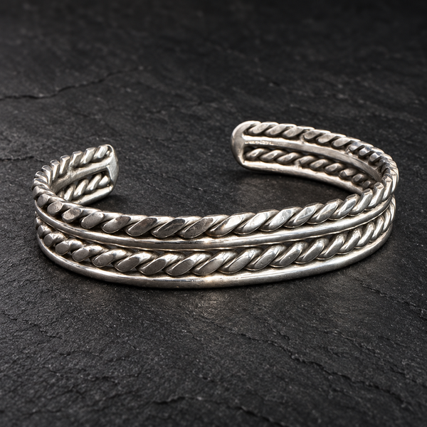 Bracelet jonc double torsade et lignes lisses sur fond sombre
