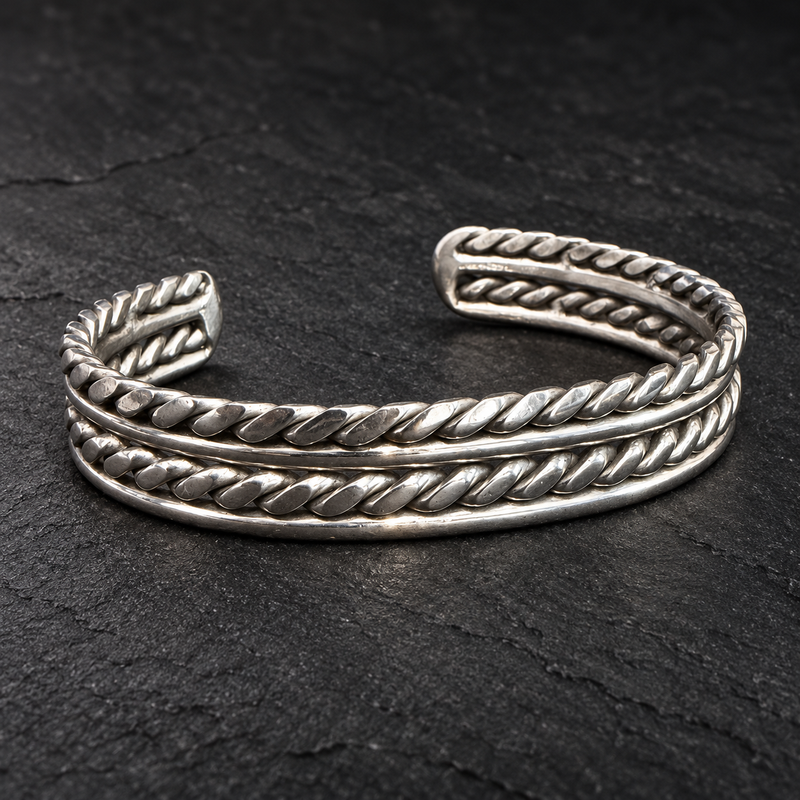 Bracelet jonc double torsade et lignes lisses sur fond sombre