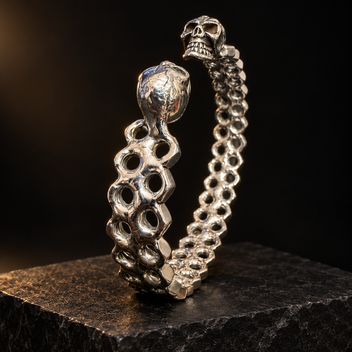 Bracelet jonc écrous présenté sur un socle noir avec lumière latérale