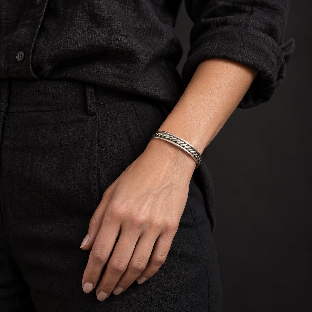 Bracelet jonc fin à torsade centrale porté au poignet