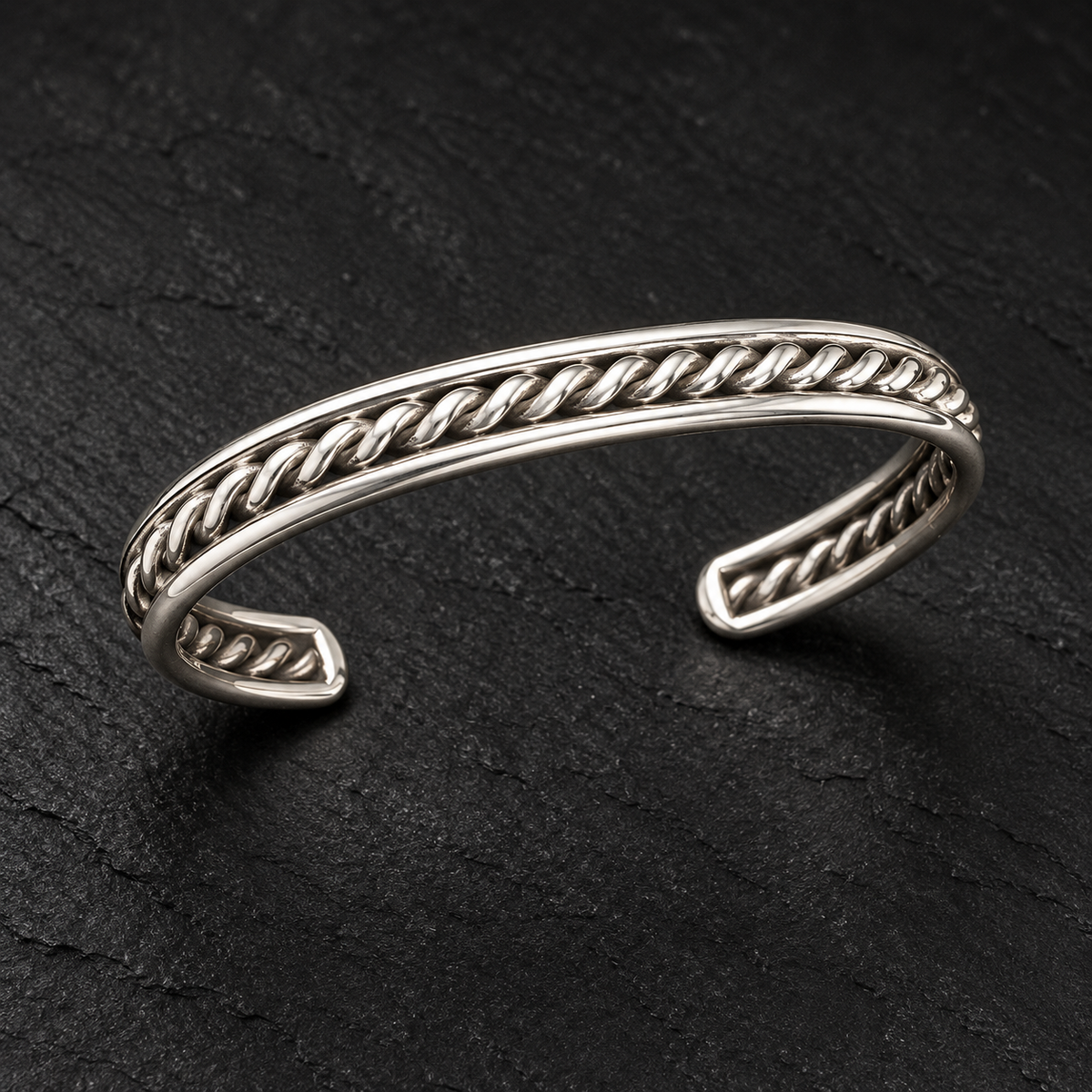 Bracelet jonc fin à torsade centrale sur fond sombre