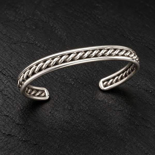 Bracelet jonc fin à torsade centrale sur fond sombre