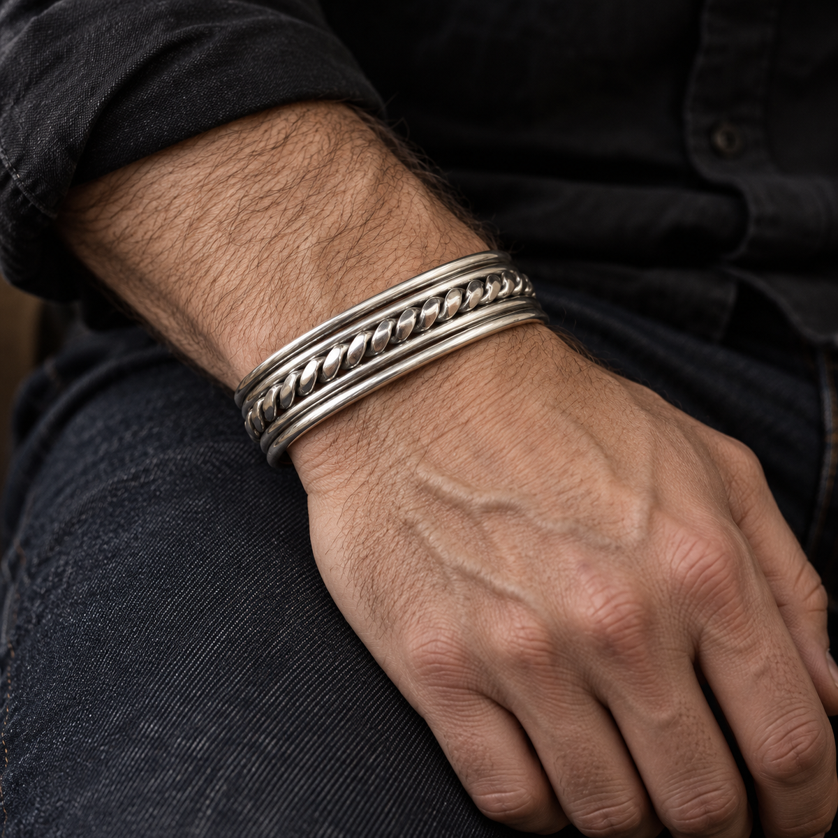 Mise en situation du bracelet jonc à maille centrale porté au poignet d’un homme