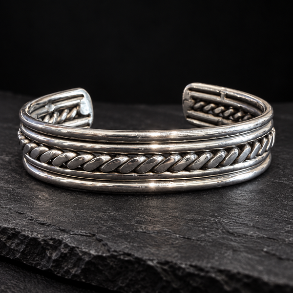 Bracelet jonc à maille centrale en inox 316L, encadré de quatre tiges polies, sur fond sombre
